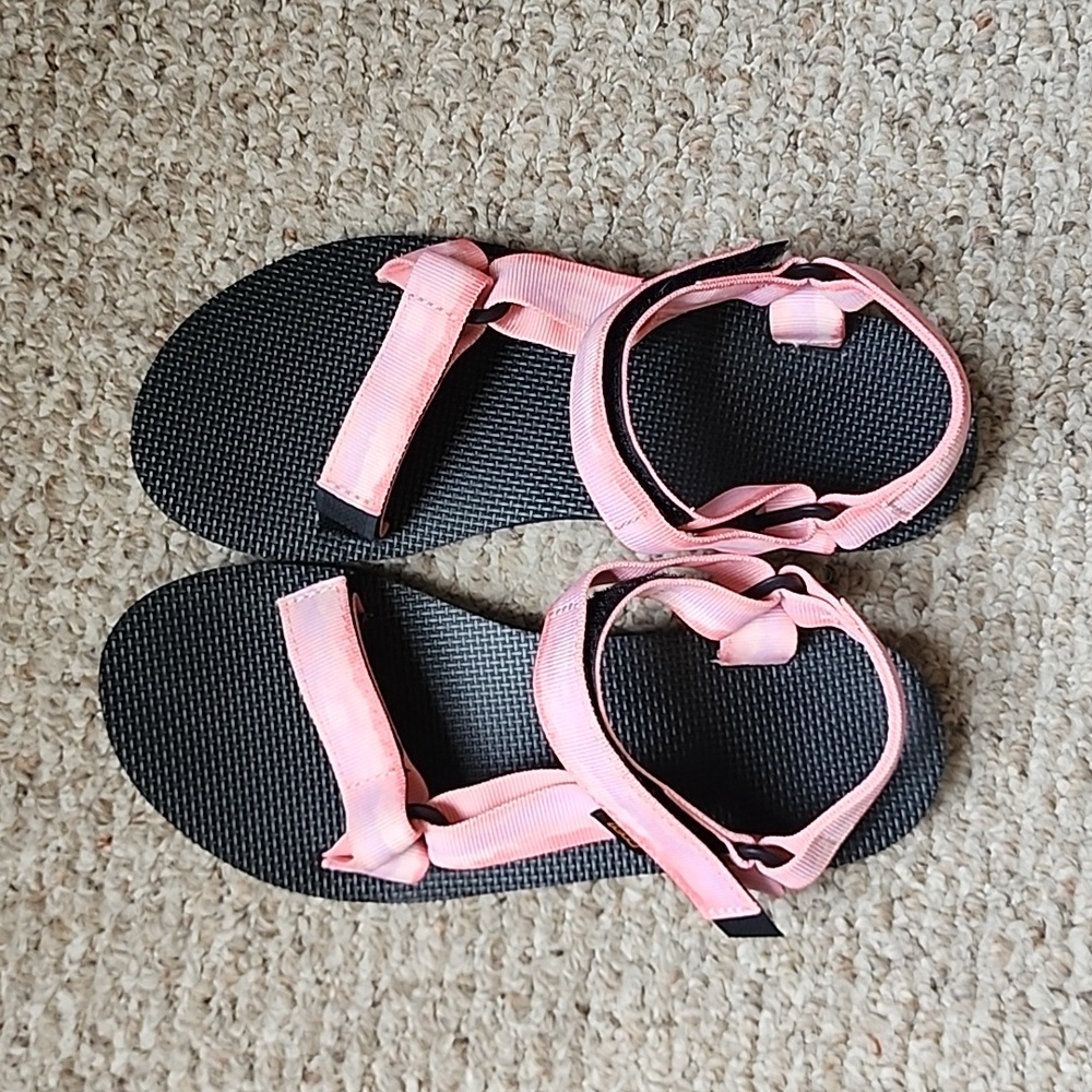 Teva sandals size 9, pink